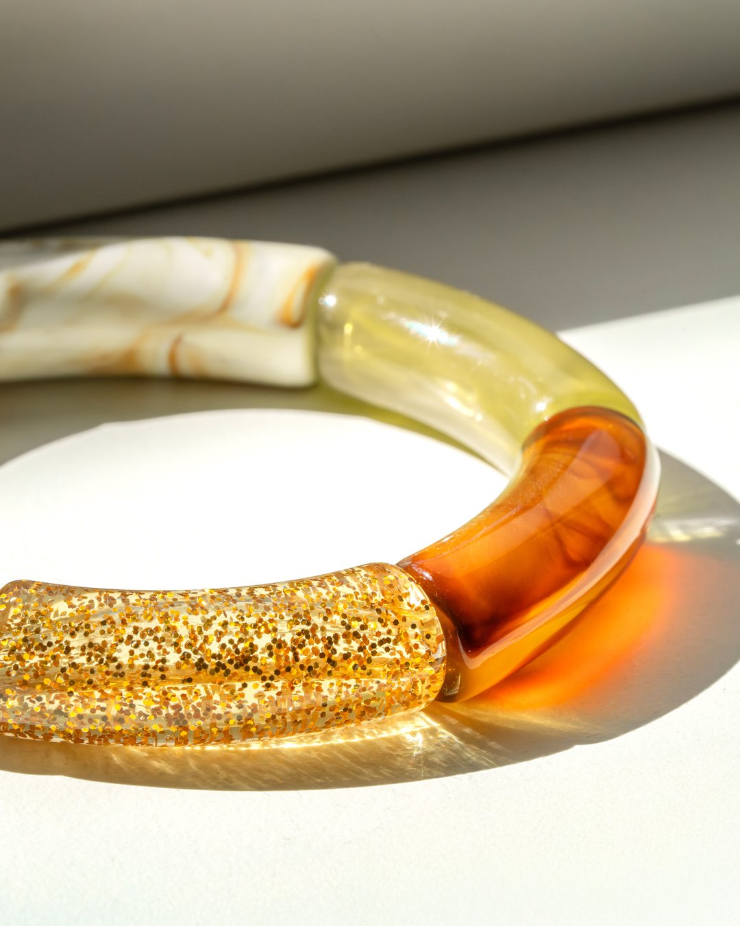 Packshot Armband Herbstlichter Bernstein, Glitzer, Olivgrün, Weiß und marmoriertes Beige Aliano