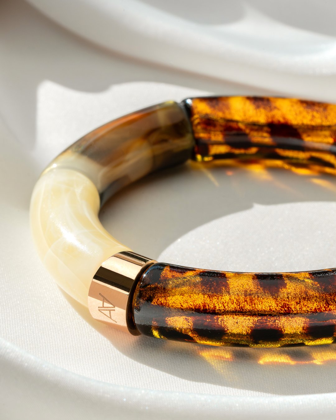 Packshot Armband Herbstlichter Leopard, marmoriertes Beige und Petrolbraun Bova