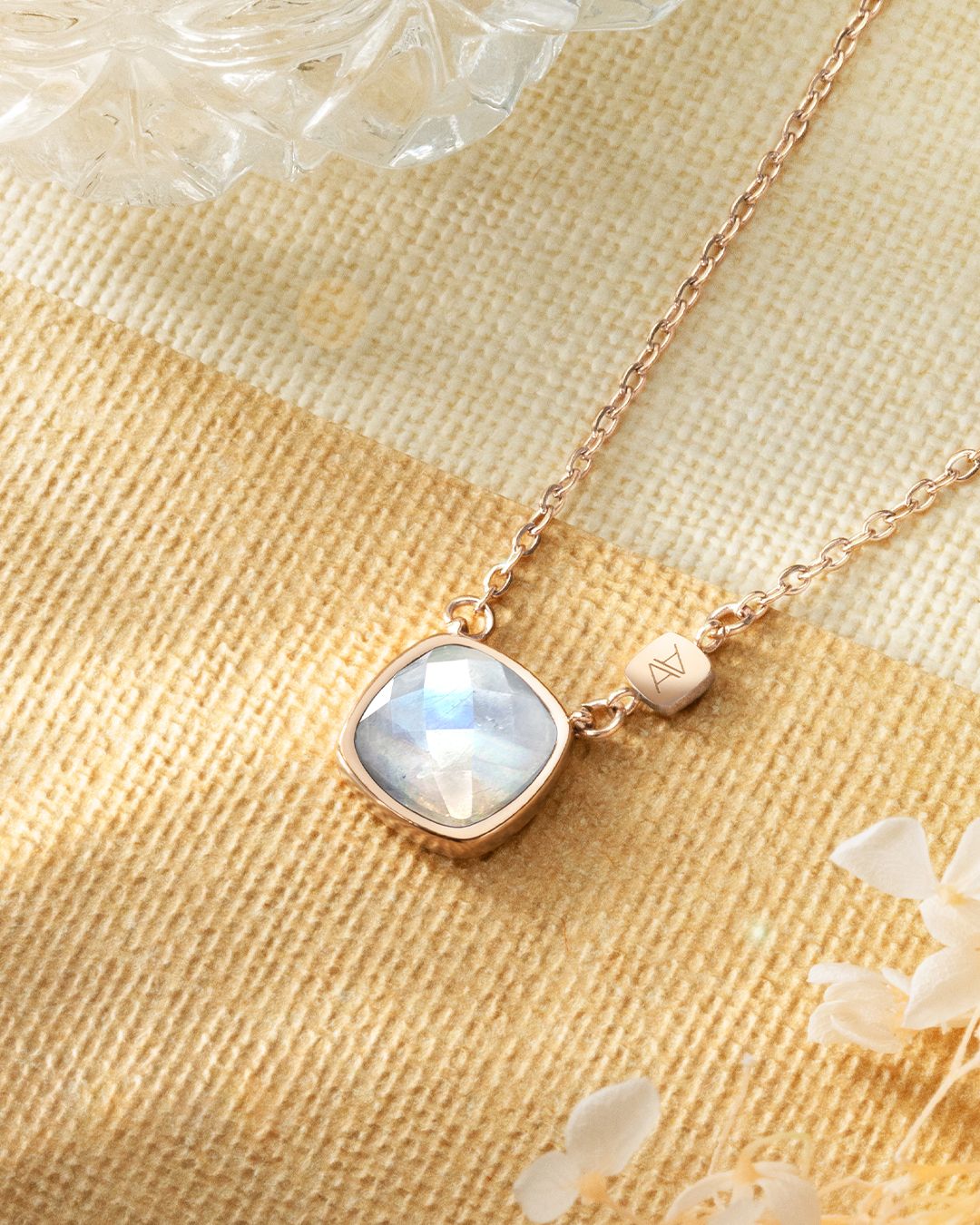 Packshot Anhänger Mondstein Millazia