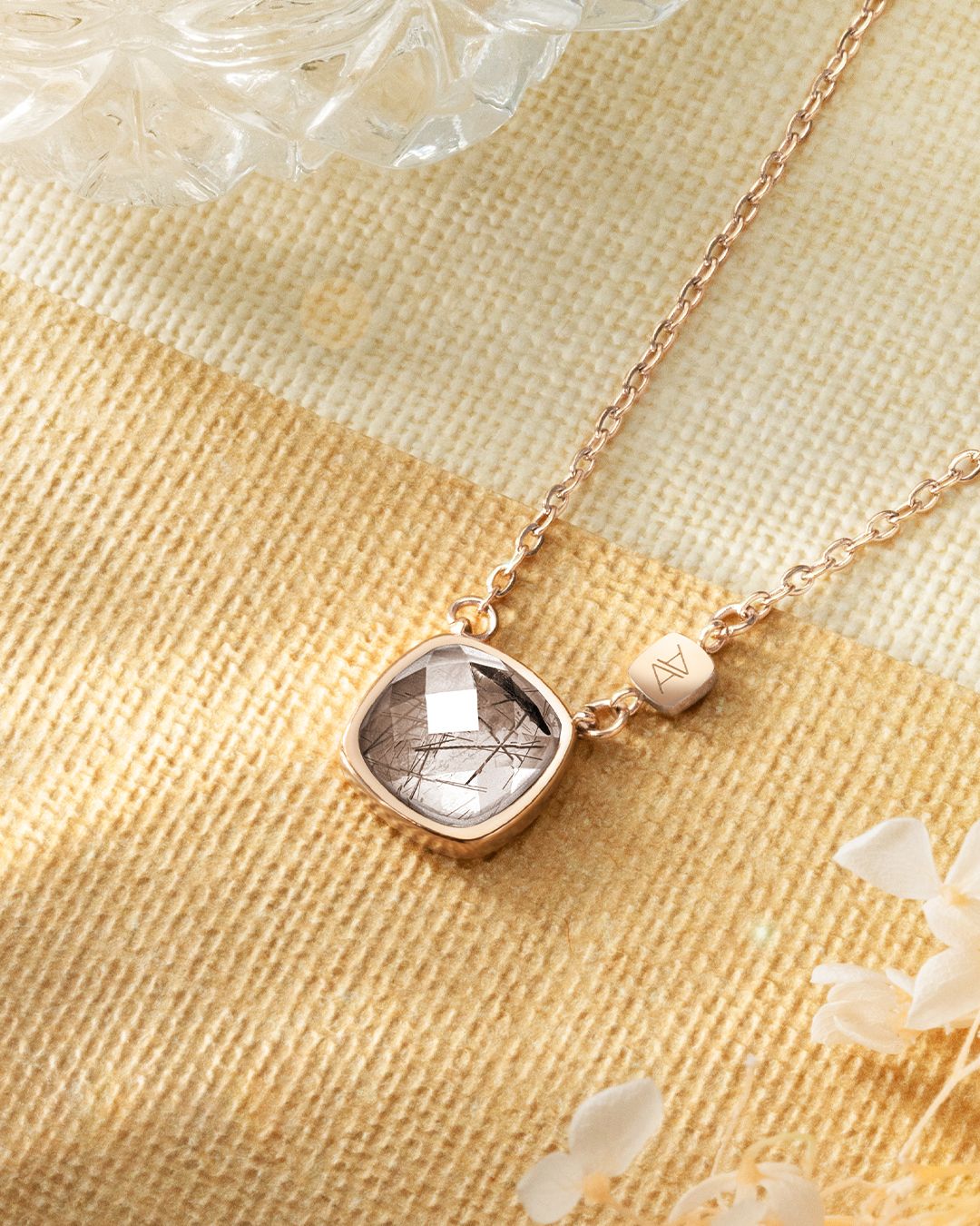 Packshot Anhänger schwarzen Rutilquarz  Riminitia