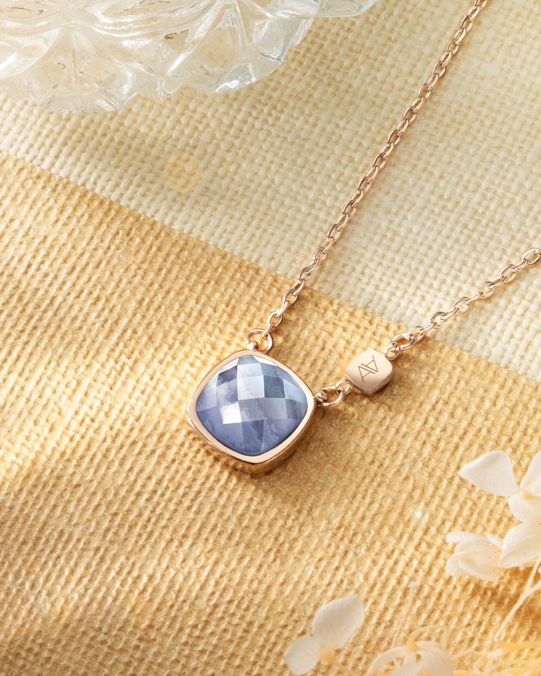 Packshot Anhänger Chalzedon. Malcesinia